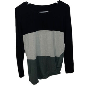 𝅺LONG sleeve black gray and army green tee with little knot detail on bottom